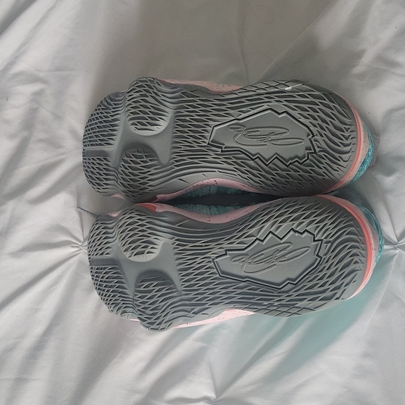 Nike LeBron 17 - Picture 3 of 4